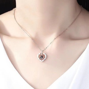 Nuevo collar con colgante de corazón con letra de memoria romántica 100 idiomas te amo collar de proyección - Product Image 3