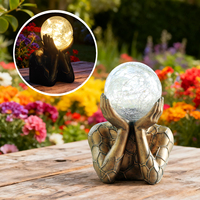 Lampe solaire de jardin étanche prête à être expédiée, en résine bronze, avec figurine humaine tenant un globe craquelé, lumière LED pour extérieur