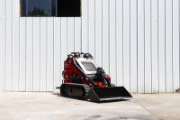 Mini-chargeuse compacte sur chenilles Harnze avec moteur RATO, composants de pompe, garantie 1 an, 24 CV, couple élevé
