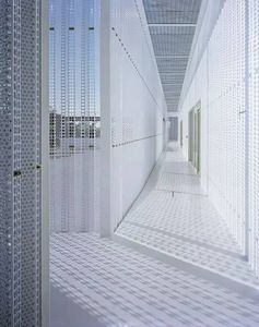 Panneaux de mur-rideau perforés en aluminium modernes avec revêtement en poudre pour applications extérieures de bâtiments - Product Image 4