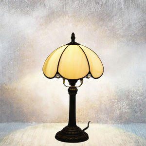 Moderne LED-Tisch lampe im amerikanischen Stil Warm weißes Licht Augen pflegendes Glasmalerei-Design für Schlafzimmer AC-betriebene europäische Wohnkultur - Product Image 1