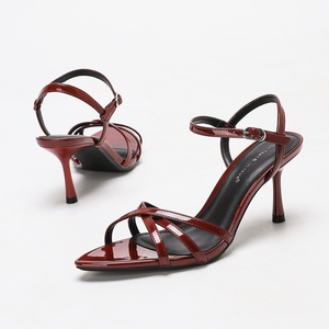Déstockage d'usine : Sandales à talons hauts pour femmes, styles variés, en cuir verni, prix de gros abordable - Product Image 6
