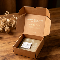 Boîtes d'expédition en carton ondulé imprimées avec des motifs géométriques et floraux Contenants élégants pour l'expédition de cadeaux et l'emballage e-commerce