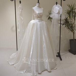 Robe de mariée moderne LY87 brillante à col bateau et volants, en dentelle et fleurs de cristal, longue silhouette sirène/trompette - Product Image 1
