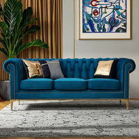 Canapé sectionnel Chesterfield en velours bleu avec pieds dorés et boutons