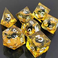 LuxeRoll Black Cat avec noyau liquide doré, ensemble de dés polyédriques en résine 7 pièces pour D&D et jeux de rôle sur table, dés à thème chat personnalisés