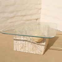 Table Basse/Salle à Manger Irrégulière de Luxe et Moderne, Minimaliste, avec Plateau en Verre et Piètement en Travertin Naturel en Forme d'Éventail