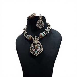 Conjunto de collar y aretes de lujo con apariencia de latón chapado en oro y piedras Kundan, estilo moderno para bodas, compromisos y aniversarios indios. - Product Image 2