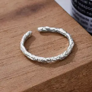 خاتم يمكن تعديله من الفضة الإسترلينية عيار 925 بملمس بسيط مصنوع من رقائق القصدير ومواكب لأحدث صيحات موسيقى الهيب هوب