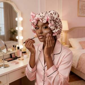 SOLPOP <span class=keywords><strong>Bonnet</strong></span> <span class=keywords><strong>de</strong></span> <span class=keywords><strong>nuit</strong></span> <span class=keywords><strong>en</strong></span> peluche doublé satin pour femmes aux cheveux bouclés naturels, avec oreilles <span class=keywords><strong>de</strong></span> chat mignonnes, motif léopard <span class=keywords><strong>de</strong></span> luxe - Product Image 5