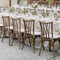 Chaise en résine plastique effet bois à dossier croisé, empilable, capacité 800 lbs, pour banquets, hôtels, mariages et événements - Vente en gros