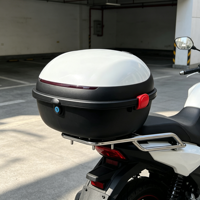 Top Case Moto Blanc Élégant et Étanche de Haute Qualité 28L avec Feu Stop Intégré et Rangement Casque pour Scooter, Trajets Quotidiens et Courts Trajets