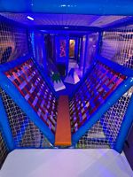 Aire de jeux intérieure pour enfants personnalisée, thème spatial coloré, 90 m², avec piscine à balles, toboggan, tube, escalade en spirale et balançoire