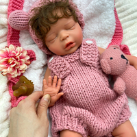 Poupée Reborn Chica en silicone de 18 pouces, bouche ouverte, nouveau-né endormi, cheveux bouclés bruns délicats, jouet