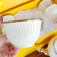 Coffret cadeau 7 PCS Gaufré Or 200cc Céramique Tasse à café Set Bone China Material 800Ml Tea Pot Eco-Friendly Wedding