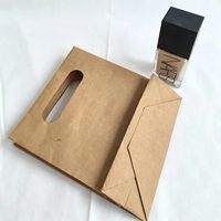 Sac cadeau personnalisable en kraft brun recyclé avec poignées découpées pour emballage de cosmétiques, mascara, bijoux de luxe, maquillage - Côté à soufflets