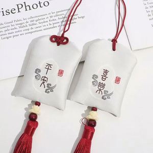 Fabrication de charmes japonais personnalisés OMaMori pour l'amour, le succès, la chance et la bonne fortune - Product Image 2