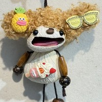 Porte-clés poupée en bois naturel artisanal unique, motif capsule de graines, avec cheveux bouclés et robe tricotée, accessoire de sac décoratif, anti-stress sonore