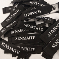 Étiquettes de col personnalisées OEM/ODM avec logo imprimé, motif à pois en satin, design de niche à grille, découpées au laser, en rouleau