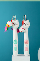 Varita Multifuncional Retráctil para Gatos con Puntero Láser 3 en 1, Cuerda Elástica Colgante con Campana y Juguete de Plumas