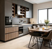 Armoires de cuisine modernes personnalisées en bois grainé gris foncé mat avec îlot central et vitrine à éclairage LED