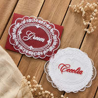 Carte de table de mariage élégante et romantique personnalisée en dentelle brodée, vente en gros pour banquets, fêtes et décorations photo