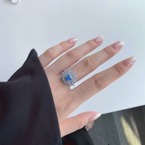 Anillo Dylam de la Colección Top End, Chapado en Rodio, Plata de Ley 925, con Diamantes Brillantes, Flor Azul Grande Cuadrada, Eternidad, Zirconia 5A - Product Image 2
