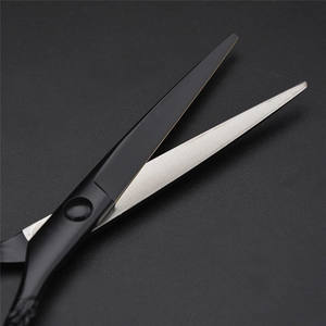 กรรไกรตัดผมสีดำ 6.0 นิ้ว สแตนเลสสตีล ปลายทู่ ด้ามยาว สำหรับตัดผมเสริมสวย - Product Image 4