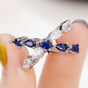 Anello da Donna Q299 in Oro Bianco con Diamanti e Zaffiro Blu Taglio a Pera, Gioiello di Fidanzamento con Diamanti Naturali - Product Image 4