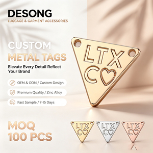 Etiquetas Metálicas Personalizadas para Ropa, Logotipo Triangular en Relieve, Etiqueta de Aleación de Zinc para Ropa de Moda, MOQ de 100 Piezas - Product Image 1
