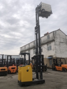 Chariot élévateur électrique Komatsu professionnel de 1,8 tonne pour allées étroites, d'occasion, avec accessoires et option de chargeur/batterie - Product Image 5