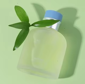 Perfume para Mujer en Botella Rectangular <span class=keywords><strong>de</strong></span> Vidrio Esmerilado, Color Amarillo Pálido, Cuello Plateado, Tapa Azul, Aroma Fresco Costero Marino, Larga Duración - Product Image 2