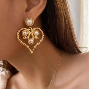 Orecchini a bottone palazzo retrò barocco esagerato ritagliato perla a forma di cuore con placcatura in oro - Product Image 2