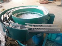 Vibratievoederbak voor balpenkappen met twee uitvoerbanen voor penassemblagemachine