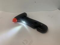 Outil d'évacuation d'urgence 3 en 1 pour voiture avec lampe de poche LED et coupe-ceinture de sécurité.