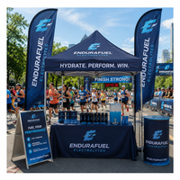 Tente de réception extérieure robuste avec drapeaux plume pour événements sportifs et stands promotionnels