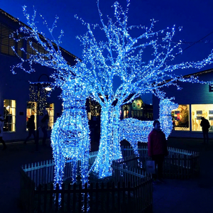 Lumière de Noël en forme d'arbre, conçue comme une sculpture lumineuse creuse pour des arrangements décoratifs nocturnes épurés - Product Image 1