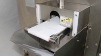 Machine de revêtement en poudre Mochi automatique à grande vitesse, système d'alimentation stable pour une application uniforme, ligne de production alimentaire industrielle