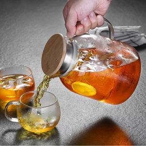 Carafe en verre borosilicate de haute qualité 1,2 L avec couvercle en acier inoxydable et bec verseur en forme de bec de canard pour boissons froides et infusions de fruits estivaux - Product Image 4