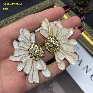 ZHENXUN Broche et Boucles d'Oreilles Fleur <span class=keywords><strong>de</strong></span> Jasmin Blanche Vintage, Broche Tridimensionnelle, Épingles en <span class=keywords><strong>Argent</strong></span>, Accessoires Bijoux, Cadeau Unisexe - Product Image 4