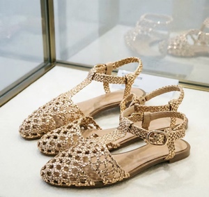 <span class=keywords><strong>Sandali</strong></span> piatti bohémien personalizzati in tessuto con punta tonda, cinturino alla caviglia e <span class=keywords><strong>tacco</strong></span> <span class=keywords><strong>basso</strong></span> a blocco con chiusura a fibbia - Perfetti per le vacanze estive all'aperto - Product Image 4