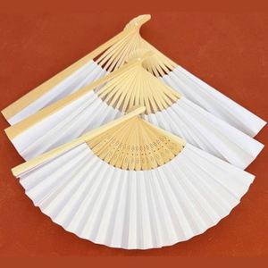 พัดไม้ไผ่รักษ์โลก แกะสลักและเพ้นท์ลายศิลปะพื้นบ้าน พัดพับพกพาสะดวก เหมาะสำหรับเป็นของขวัญทางธุรกิจ งานเลี้ยง งานแต่งงาน ลายดอกไม้สวยงาม - Product Image 5