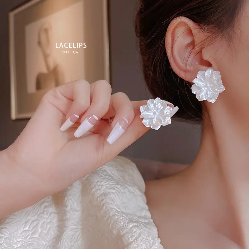 Perhiasan Wanita Desain Elegan 925 Perak Murni Anting Kancing Bunga Putih Anting Bunga Besar Putih Sederhana