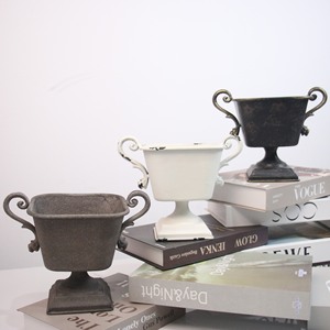 Maceta de hierro fundido estilo americano de Dezun Home Furnishings, cuadrada, con acabado envejecido, para decoración del hogar. - Product Image 1