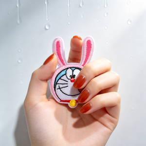 แพทช์ปักลายการ์ตูนแมวสีฟ้าพร้อมหูกระต่ายสีชมพูและลิ้นที่ยื่นออกมา สำหรับตกแต่งสไตล์ปาร์ตี้น่ารักสำหรับเด็ก - Product Image 1