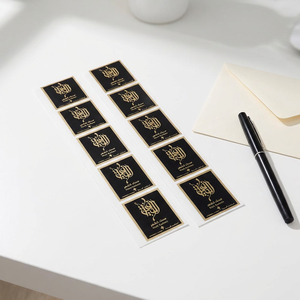 Etiquetas de Vinilo Mate Negro Premium con Impresión Dorada, Adhesivos Personalizados para Uso en Exhibiciones de Marcas de Lujo - Product Image 6