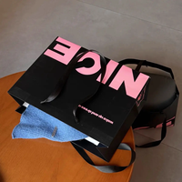 Sacs cadeaux de luxe, sacs fourre-tout adaptés aux vêtements pour femmes, boîtes à chaussures, sacs en papier personnalisés avec logo, sacs de shopping