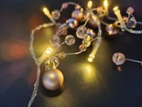 Guirlandes lumineuses LED de Noël, lumières féériques blanc chaud avec ornements en or rose mat et brillant et cristaux roses, fonctionnant sur piles