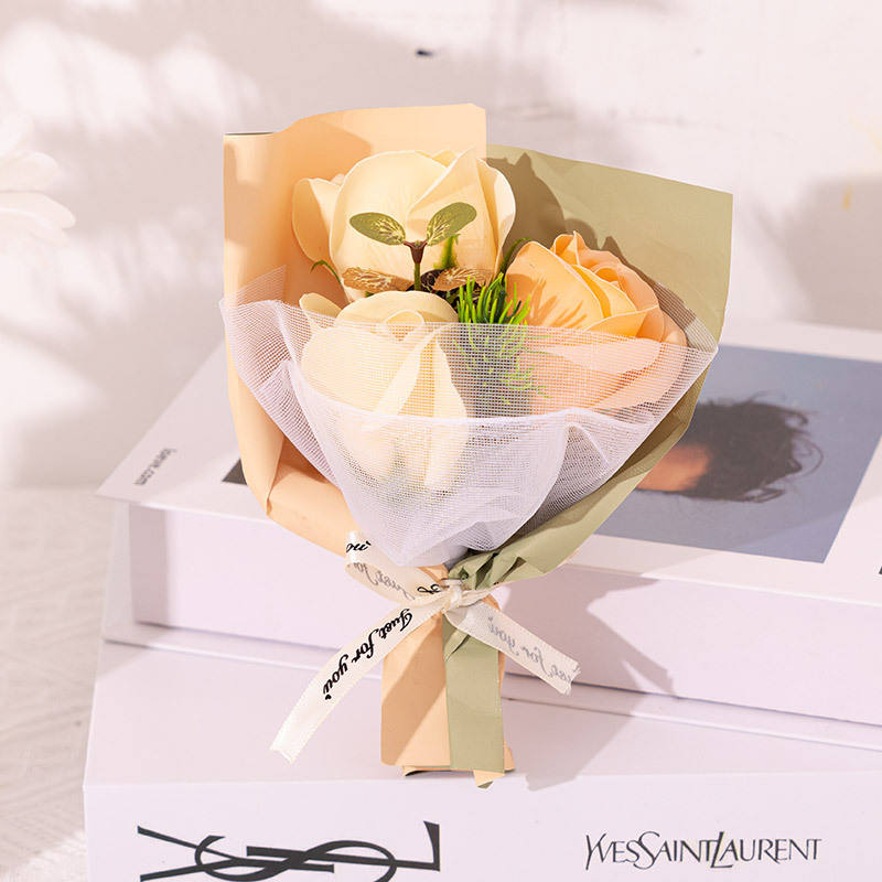 ช่อดอกไม้เล็ก 3 ขวดแชมเปญ