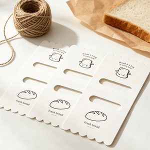 Étiquettes suspendues pour pain en style minimaliste, en papier couché de haute qualité, bord festonné, cartes pliables pour boulangerie - Product Image 1